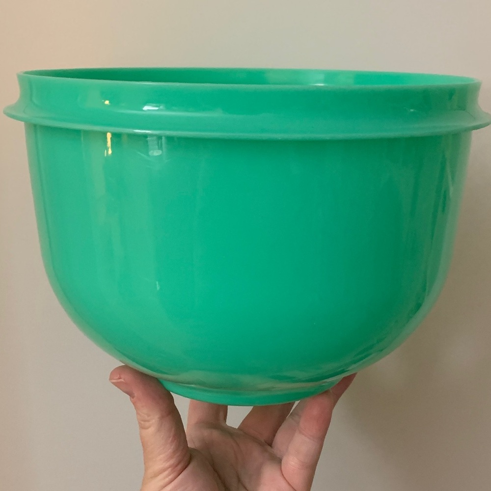 Tupperware head of lettuce bowl